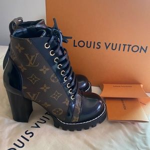 Shop Louis Vuitton Casual Style Shearling Logo Boots Boots by RinCo